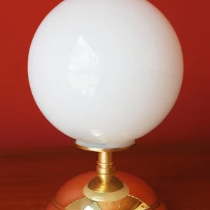 Lampe à poser – Globe boule en opaline sur un socle dôme en laiton