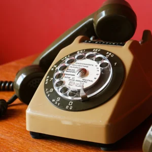 Téléphone kaki/marron Socotel S63 à cadran rotatif